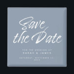 Aimant Script Minimaliste Dusty Blue Wedding Enregistrer<br><div class="desc">Script minimaliste bleu poussiéreux mariage de calligraphie enregistrer l'aimant de date.</div>