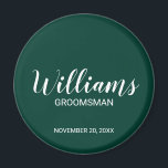 Aimant Script moderne Nom du Groomsman personnalisé<br><div class="desc">Cadeaux Groomsman personnalisés avec le nom de marionnettiste personnalisé en blanc style de police de script moderne avec titre et date mariage en style de police sans serif moderne sur arrière - plan vert émeraude. Parfait aussi pour le meilleur homme, père de la mariée, demoiselle d'honneur, mère de la mariée...</div>