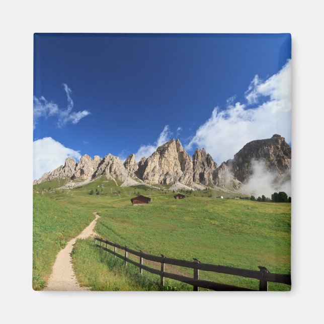 Aimant sentier dans les Dolomites italiennes (Devant)