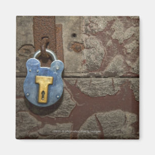 Aimant Serrure antique en métal sur le mur en pierre