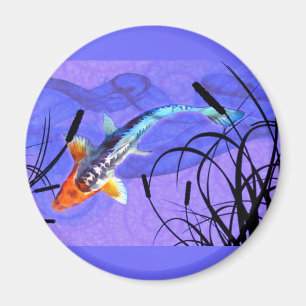 Aimant Shusui Koi dans l'étang pourpre avec des Cattails