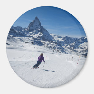 Aimant Skiant avec Mt. Matterhorn dans Zermatt, la Suisse