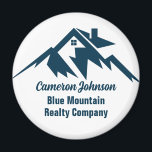 Aimant Société immobilière Mountain Marketing personnalis<br><div class="desc">Une société immobilière de chaîne de montagnes cool aimant pour une entreprise immobilière située dans une ville ou une ville montagneuse. Le nom du royaume est écrit en écriture bleu marine sous la maison au milieu des montagnes. Excellent article de marketing pour un constructeur de maisons en montagne.</div>