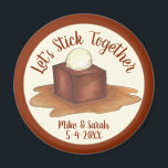 Aimant Soirée de mariage fiançailles Sticky Toffee Puddin<br><div class="desc">Le design présente une illustration originale d'un délicieux pudding de caramel collant. Érigé dans la cuisine britannique, ce dessert propose un gâteau doux à base de dattes noyé dans une sauce au caramel sucré et servi avec une boule de glace à la vanille. Idéal pour un fiançailles à thème ou...</div>