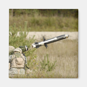 Aimant soldats mettant le feu à un javelot FGM-148