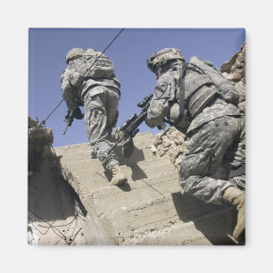 Aimant Soldats montant l'escalier d'un bâtiment