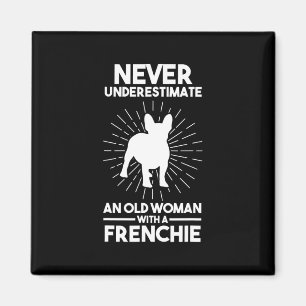Aimant Sous-Estimer Une Vieille Femme Avec Un Chien À Bal