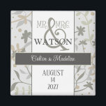 Aimant Sprigs Floraux Simple Moderne Élégant Inspiritisme<br><div class="desc">Cet élégant aimant M. et Mme mariage présente les noms des couples et la date du mariage. Un grand aimant pour une faveur ou enregistrer le rappel de date. Il est créé avec de jolis sprigs flornaux, sciés et dessinés à la main. Le design moderne et neutre présente un aspect...</div>