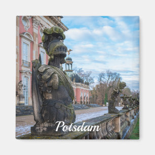 Aimant Statues de chevalier en pierre près du palais à Po