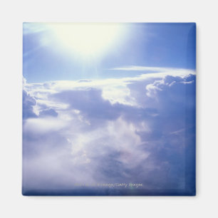 Aimant Sun shinning par des nuages