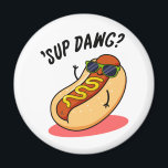 Aimant Sup Dawg Funny Hot Dog Pun<br><div class="desc">Sup Dawg Funny Hot Dog Pun présente un cool à l'allure mignonne dans ses lunettes de soleil en vous saluant avec un sup dawg. Funny Pun cadeau pour la famille et les amis qui aiment les puns hot dog.</div>