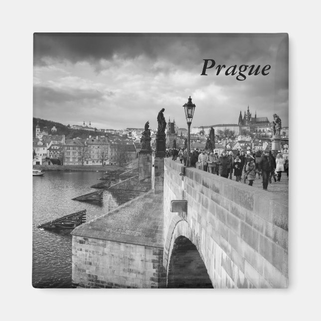 Aimant sur le pont Charles sous un ciel orageux à Prague (Devant)