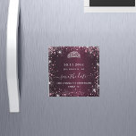 Aimant Sweet 16 tiara rose bordeaux enregistrer la date<br><div class="desc">Pour un élégant Sweet 16,  16e anniversaire. Une couleur arrière - plan bordeaux. Décoré de poussière de parties scintillant rose,  une tiare. Personnalisez et ajoutez un nom,  un âge et une date. Save the Date est écrit avec un script de style manuel moderne avec des swashes.</div>