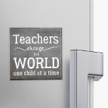 Aimant Tableau de bord blanc de l'enseignant<br><div class="desc">"Les enseignants changent le monde un enfant à la fois" citation typographique réfléchie en arrière - plan de tableau et en écriture blanche. Il pourrait faire un beau cadeau de remerciement à votre meilleur professeur.</div>