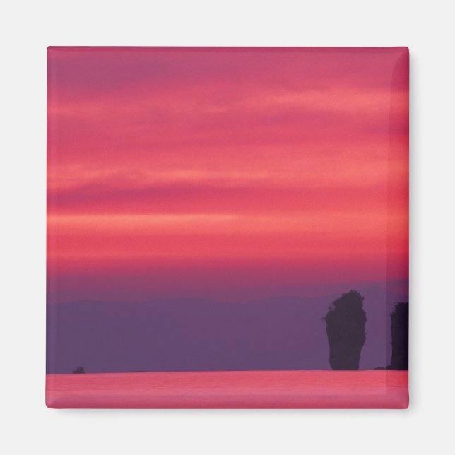 Aimant Thaïlande, baie de Phang Nga. Ciel rose reflété da (Devant)