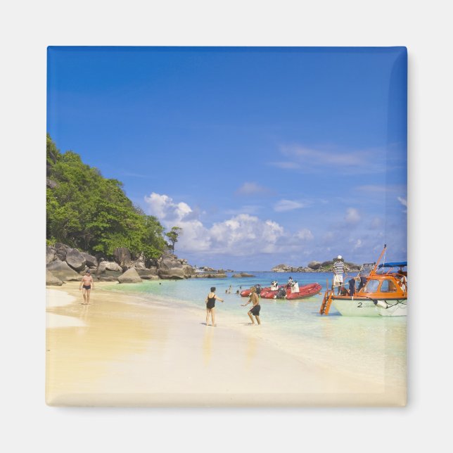 Aimant Thaïlande, mer d'Andaman. Passagers à terre à (Devant)