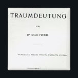 Aimant Titre de Die Traumdeutung par Sigmund Freud<br><div class="desc">Le titre de l'école allemande "Die Traumdeutung" de Sigmund Freud,  publié en 1899 (imprimé) dans une collection privée. La page de titre "Die Traumdeutung" de Sigmund Freud,  publiée en 1899 (imprimée) a été créée vers 1899 après JC.</div>