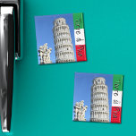 Aimant Tour penchée de la statue de la fontaine de Pise e<br><div class="desc">Cet aimant frigo présente la belle tour penchée de Pise (Toscane,  Italie) sur la Piazza dei Miracoli,  avec la statue de la fontaine de Putti,  et le drapeau italien sur la droite avec les mots "Torre di Pisa" en noir.</div>