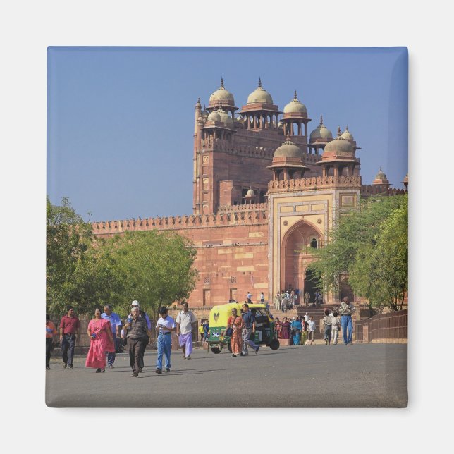 Aimant Touristes devant Fatehpur Sikri, en (Devant)