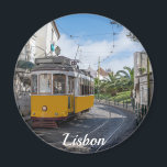 Aimant Tramway jaune rétro dans la rue à Lisbonne, Portug<br><div class="desc">Tramway jaune rétro dans la rue à Lisbonne,  Portugal</div>