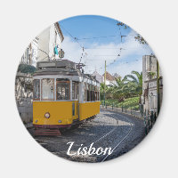 Tramway jaune rétro dans la rue à Lisbonne, Portug