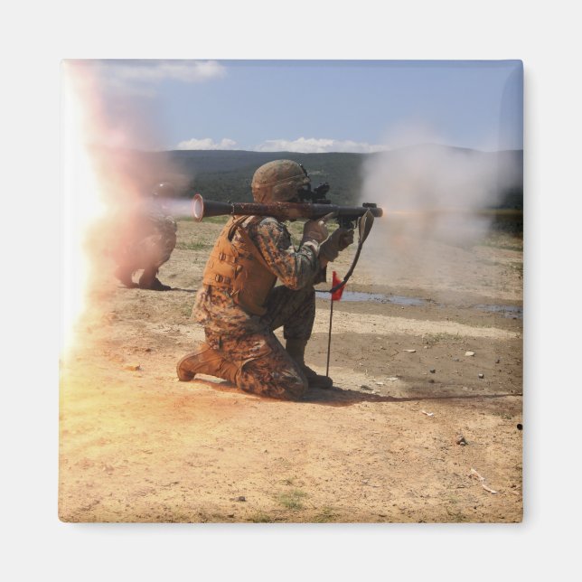 Aimant Un agresseur tire une grenade propulsée par fusée (Devant)