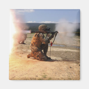 Aimant Un assaultman met le feu à une grenade à fusée