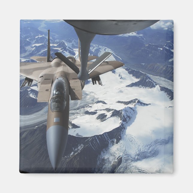 Aimant Un avion F-15C Eagle se trouve derrière un KC-135R (Devant)