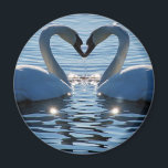 Aimant Un baiser du coeur du cygne, réflexions sur l'amou<br><div class="desc">Une belle photo d'oiseaux dans la nature, montrant l'amour entre deux cygnes touchant des becs, comme pour s'embrasser. Une image parfaite qui peut être customisée, montrant l'amour est dans l'air, pour des invitations à des mariages, des annonces, des douches nuptiales, un anniversaire, ou un holdiay d'amour comme la Saint Valentin....</div>