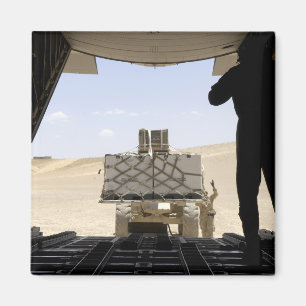 Aimant Un chariot élévateur transporte du fret sur un Her