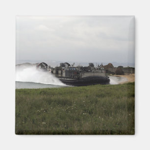 Aimant Un coussin d'air de barge de débarquement vient 