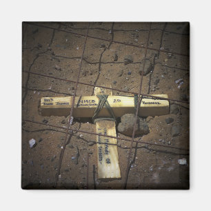 Aimant Un équipage de réparation de route place une cro