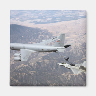 Aimant Un F-22 Raptor reçoit le carburant d'un KC-135