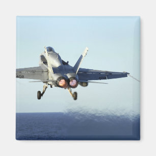 Aimant Un F/A-18C Hornet démarre depuis le poste de pilot