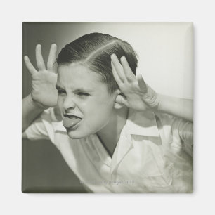 Aimant Un garçon qui fait son visage