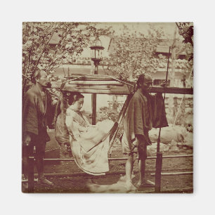 Aimant Un geisha étant porté dedans des ordures (photo