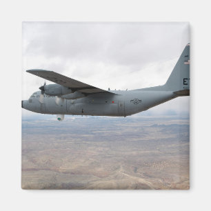 Aimant Un Hercules C-130 s'envole dans le ciel