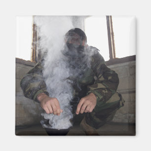 Aimant Un marin remplit la chambre à gaz avec plus de gaz