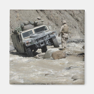 Aimant Un Marine américain guide le conducteur d'un Humve