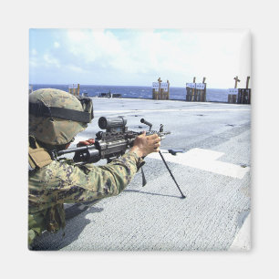 Aimant Un Marine américain réglant son arme