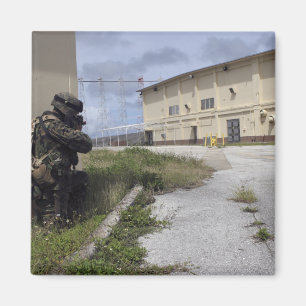 Aimant Un Marine assure la sécurité