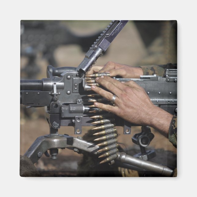 Aimant Un Marine charge une mitrailleuse M-240G (Devant)