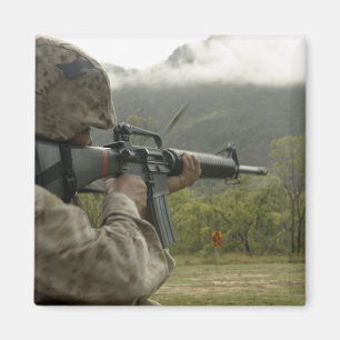 Aimant Un Marine effectue des exercices