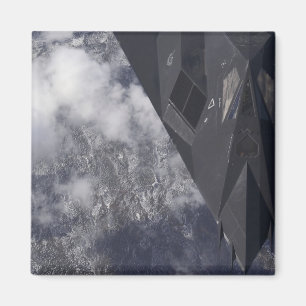 Aimant Un Nighthawk de F-117A vole haut au-dessus du