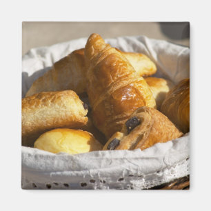 Aimant Un panier de petit-déjeuner en osier avec des croi