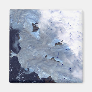 Aimant Un petit champ des glaciers entoure la baie de