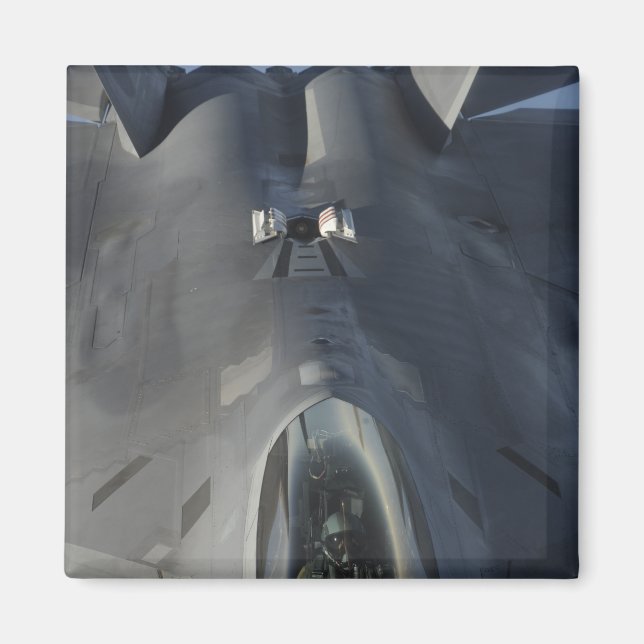 Aimant Un Raptor F-22 se met en position pour recevoir f (Devant)