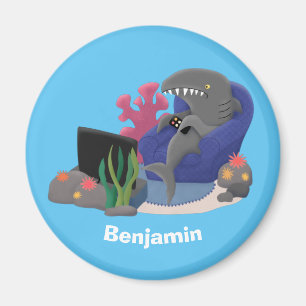 Aimant Un requin drôle en regardant la bande dessinée de