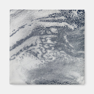 Aimant Un réseau des nuages au-dessus de l'océan