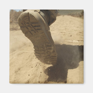 Aimant Un soldat américain marche le long d'un chemin de